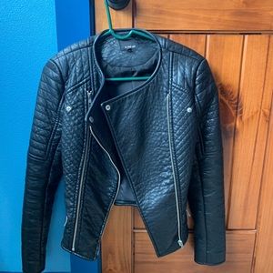 black vintage Kiind of leather jacket. size small